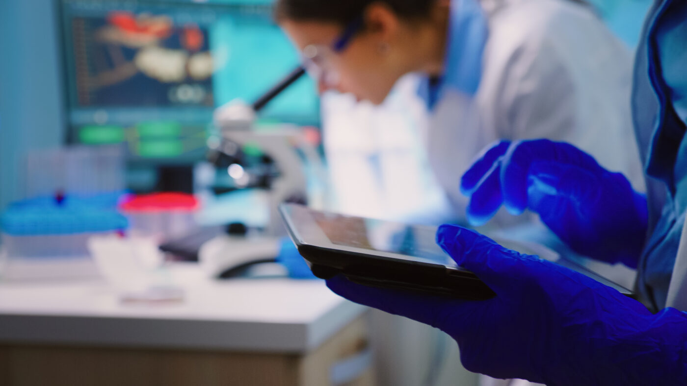 Chatbot de WhatsApp para laboratorios clínicos: “Toque humano” sin perder eficiencia: escalamiento bien hecho