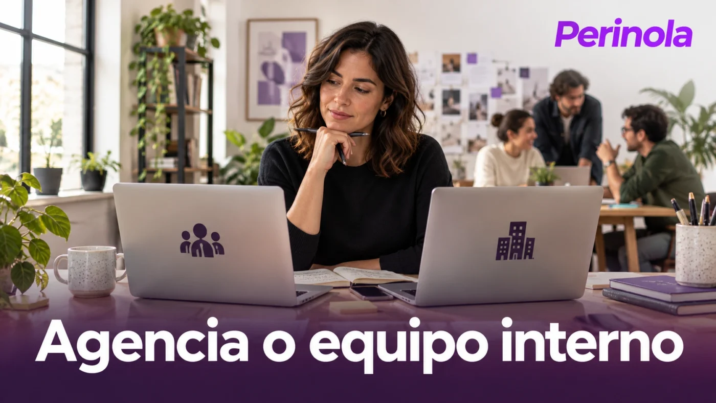 Gerente revisando cómo organizar el trabajo de marketing