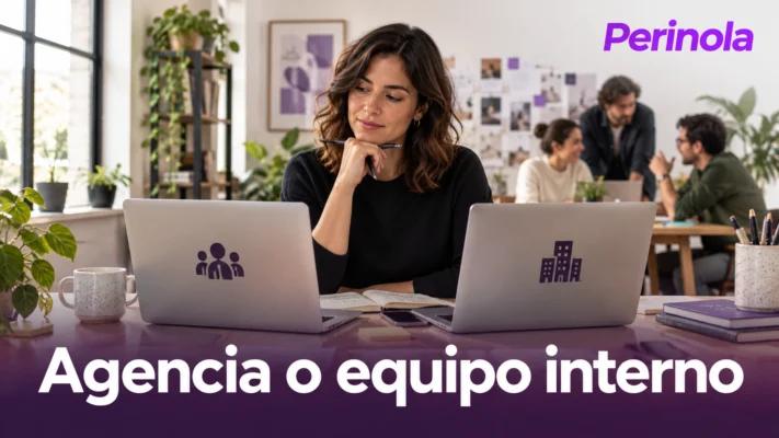 Gerente revisando cómo organizar el trabajo de marketing