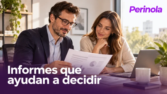Dirección revisando un informe de marketing